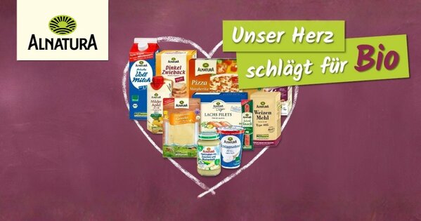Ein Werbebild der Bio-Marke Alnatura vor einem lila Hintergrund. Das offizielle Alnatura-Logo ist oben links zu sehen. Ein weißes, kreidegezeichnetes Herz umrahmt eine Auswahl an Alnatura-Produkten, darunter Bio-Vollmilch, Dinkel-Zwieback, Pizza Margherita, Lachs-Filets, Gouda-Käse, Schlagsahne, Weizenmehl und Apfelsaft. Oben rechts steht der Slogan "Unser Herz schlägt für Bio" in grüner und weißer Schrift auf grünem Grund, wobei das Wort "Bio" hervorgehoben ist.