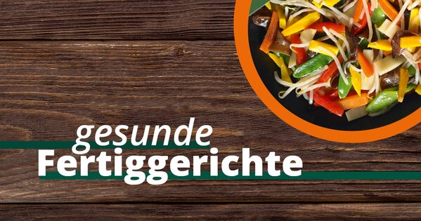 Gedünstetes Gemüse auf Holzhintergrund