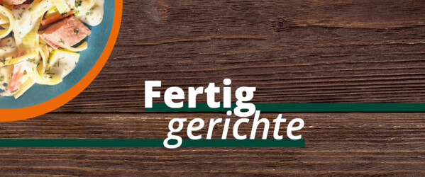 Fertiggericht Pasta mit Lachs auf Holzhintergrund