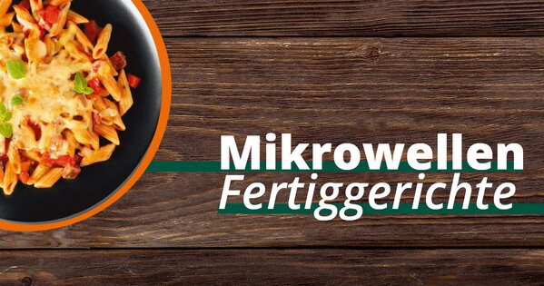 Überbackene Pasta auf Holzhintergrund