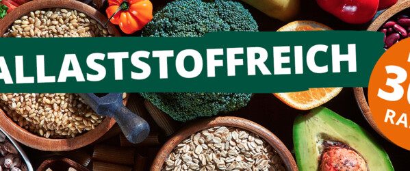 Tisch mit Schalen mit Gemüse, Nüssen, Nudeln