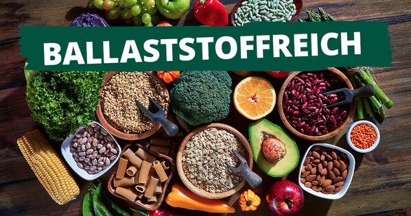 Tisch mit Schalen mit Gemüse, Nüssen, Nudeln