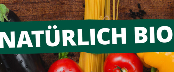 Auf dem Tisch ausgebreitete Lebensmittel - Nudeln, Obst und Gemüse. 