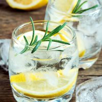 Gin mit Zitrone und Rosmarin auf Eis