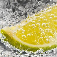 Zitrone im prickeln Getraenk