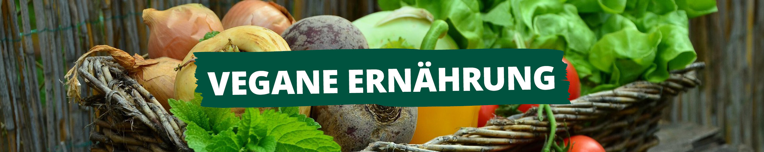 Ein Korb mit frischem Gemüse auf einem Gartentisch, darüber weiße Schrift "Vegane Ernährung"