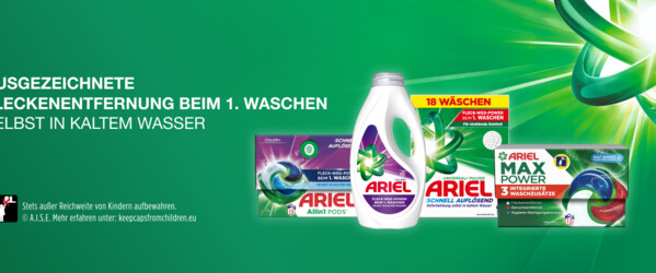 Ausgezeichnete Fleckenentfernung beim 1. Waschen selbst in kaltem Wasser. Werbebanner für Ariel Flüssigwaschmittel, Pods und Max Power vor grünem Hintergrund.