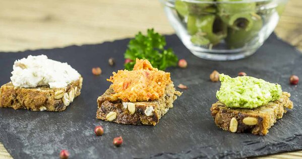 Kleine Brothäppchen mit verschiedenen Brotaufstrich