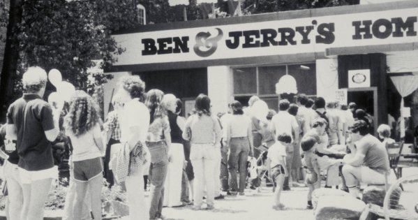 Altes Bild mit Menschen vor dem Ben & Jerry's Geschaeft
