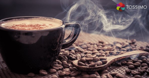 Heißer Kaffee mit Kaffeebohnen daneben