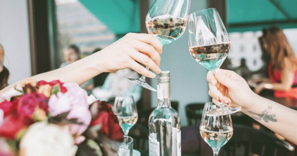 Gläser mit Weißwein