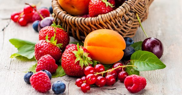 Obstkorb mit Erdbeeren, Johannisbeeren, Heidelbeeren und Himbeeren