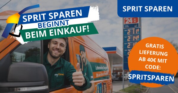 Werbebanner mit myTime-Lieferwagen und Tankstelle sowie dem Hinweis „Sprit sparen beginnt beim Einkauf“ und der Aktion „Gratis Lieferung ab 40 € mit Code SPRITSPAREN“.