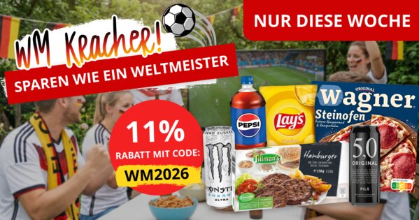 Werbebanner zur WM-Aktion mit dem Schriftzug „WM Kracher! Sparen wie ein Weltmeister“, verschiedenen Snacks und Getränken sowie einem Hinweis auf 11 % Rabatt mit dem Code WM2026. Fußballfans vor einem Fernseher im Hintergrund.