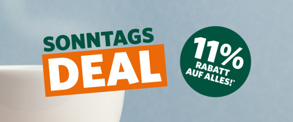 Weiße Kaffeetasse auf hellblauem Hintergrund mit Schriftzug „Sonntags-Deal“ und grünem Kreis mit „11 % Rabatt auf alles