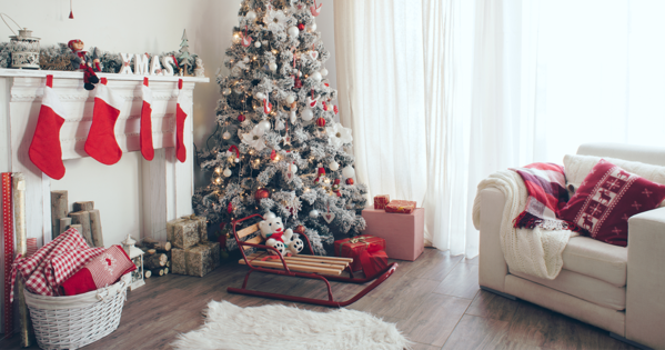 Raum mit Weihnachtsdeko, Weihnachtsbaum