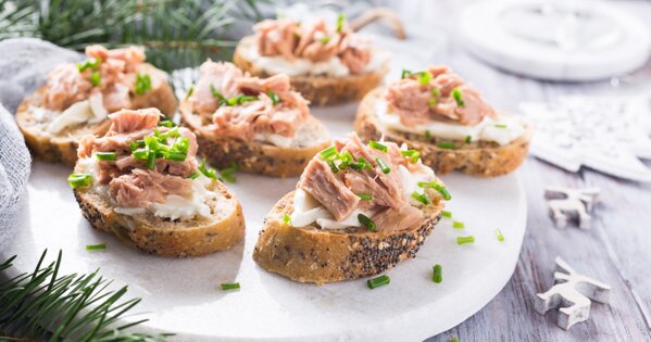 Brotschnitten mit Thunfisch
