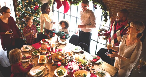 Weihnachtsessen mit gedecktem Weihnachtstisch