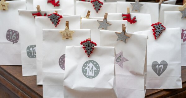 Ein schlichter, weißer Adventskalender.